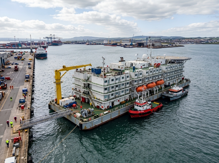 Accommodation barge with modular housing units