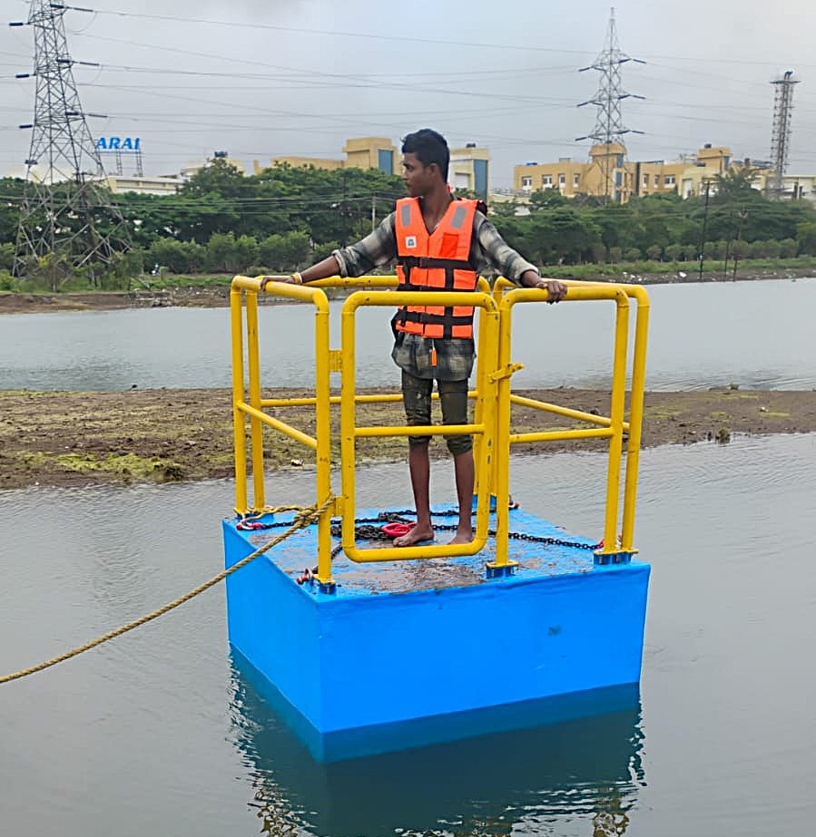 Service pontoon for dam maintenance